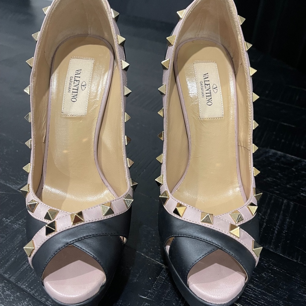 Valentino Black Leather Rockstud Peep Toe Platform Size 36.5 Pumps